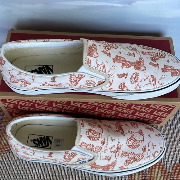 Vans Men’s Classic Slip-On 
Desert Vibes Turtledove/Tr Wht
VN0A5JLX8NL
Sneakers - Picture 3 of 16